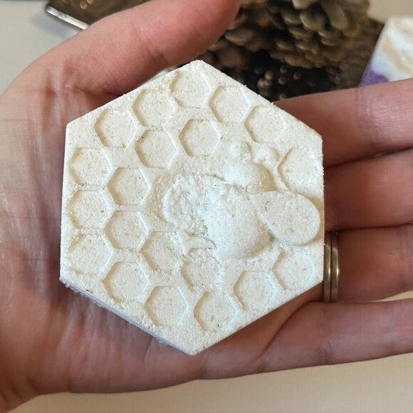 Hand crafted hydrating premium "get your glow on" floral spa scent bath bomb - Picture 7 of 12